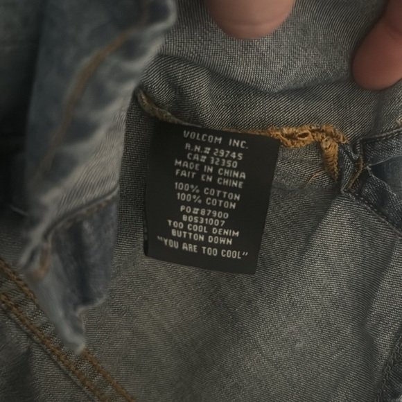 Women’s Volcom distressed denim button down - Picture 6 of 6